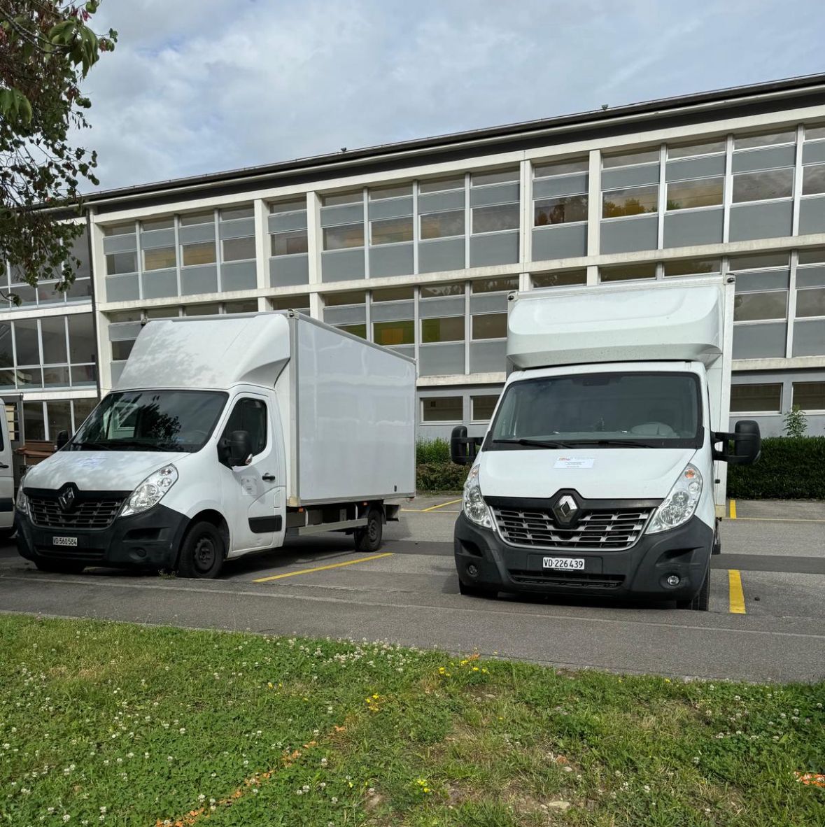 Deux camions stationnés prêts pour une mission