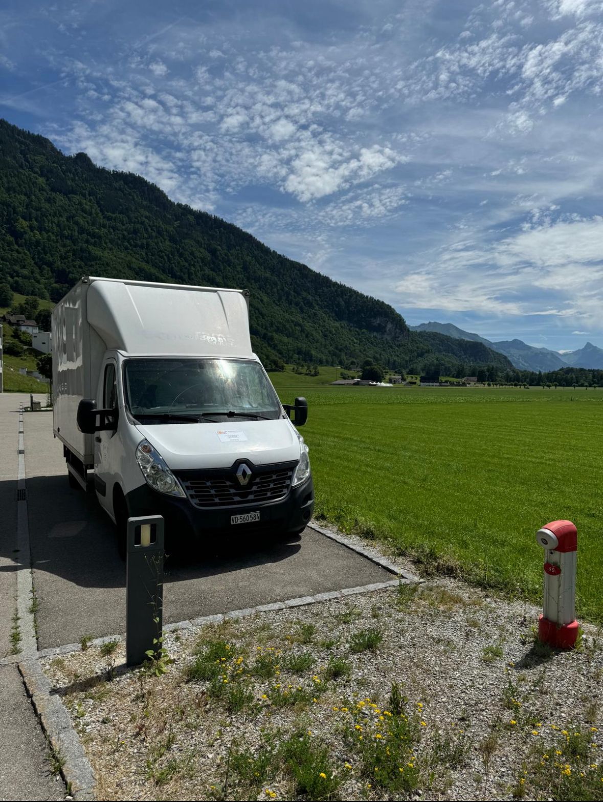 Camion au pied des montagnes suisses